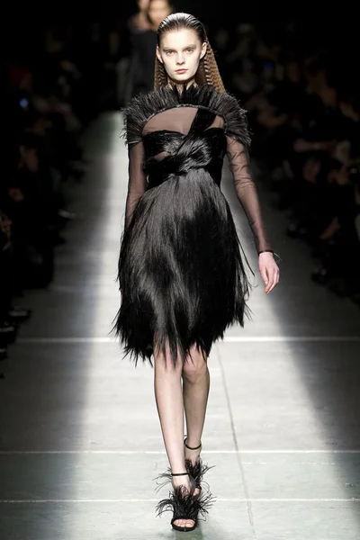 Look 10